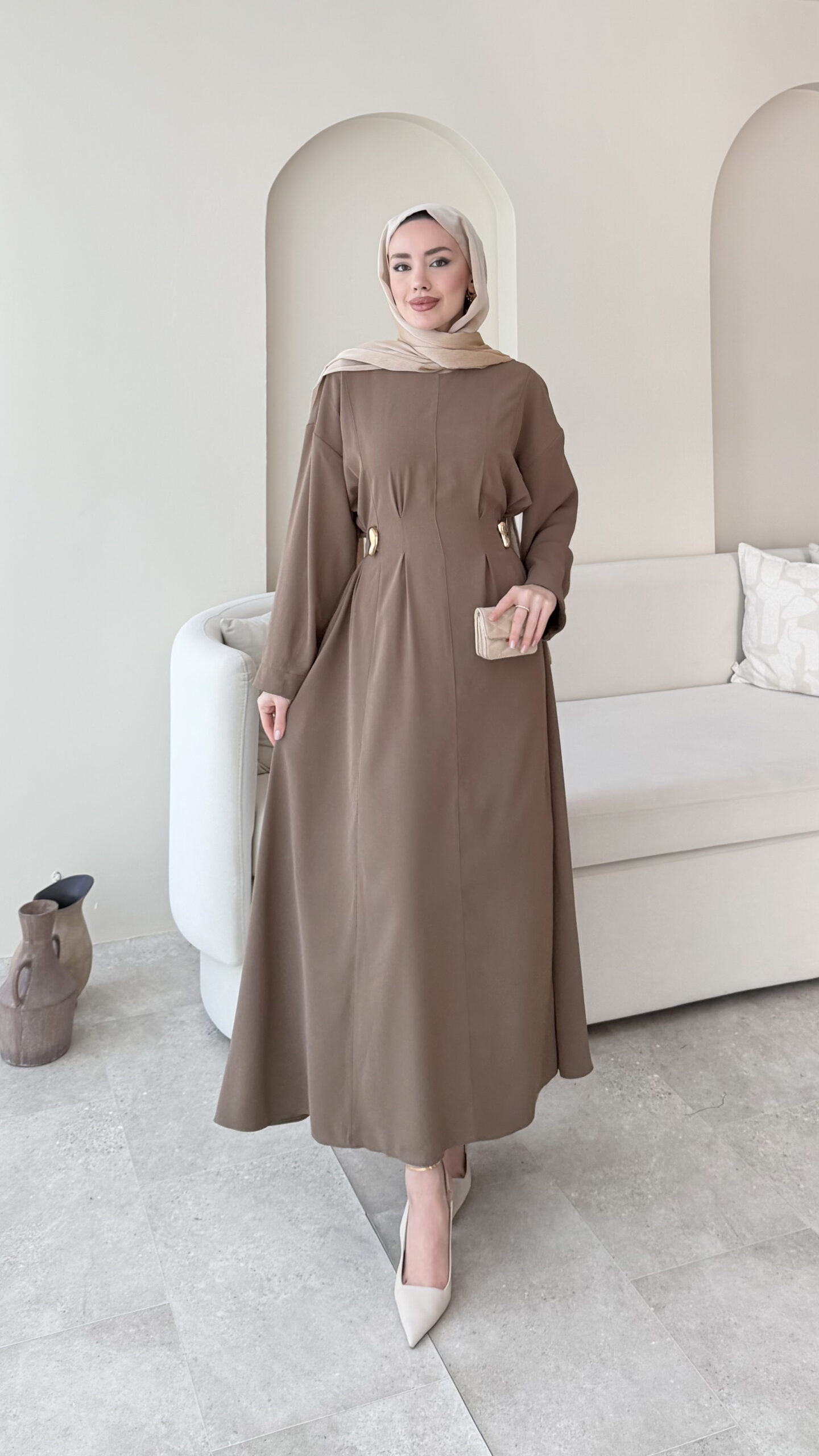 1763412701_0_691b8add77b5c.jpg Meyla Gold Detaylı Elbise – Vizon - Görsel 1