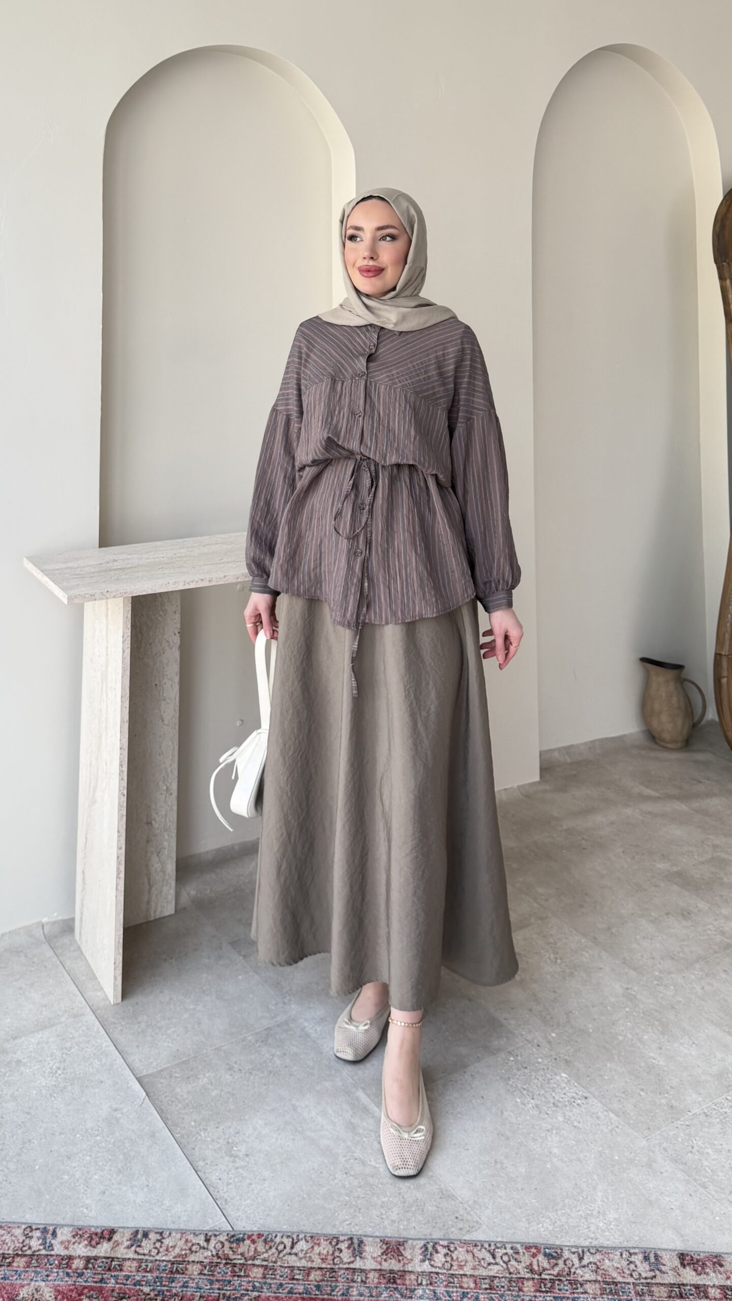 1775587950_0_69d5526ee1550.jpeg Merci Basic Gömlek - Vizon - Görsel 1