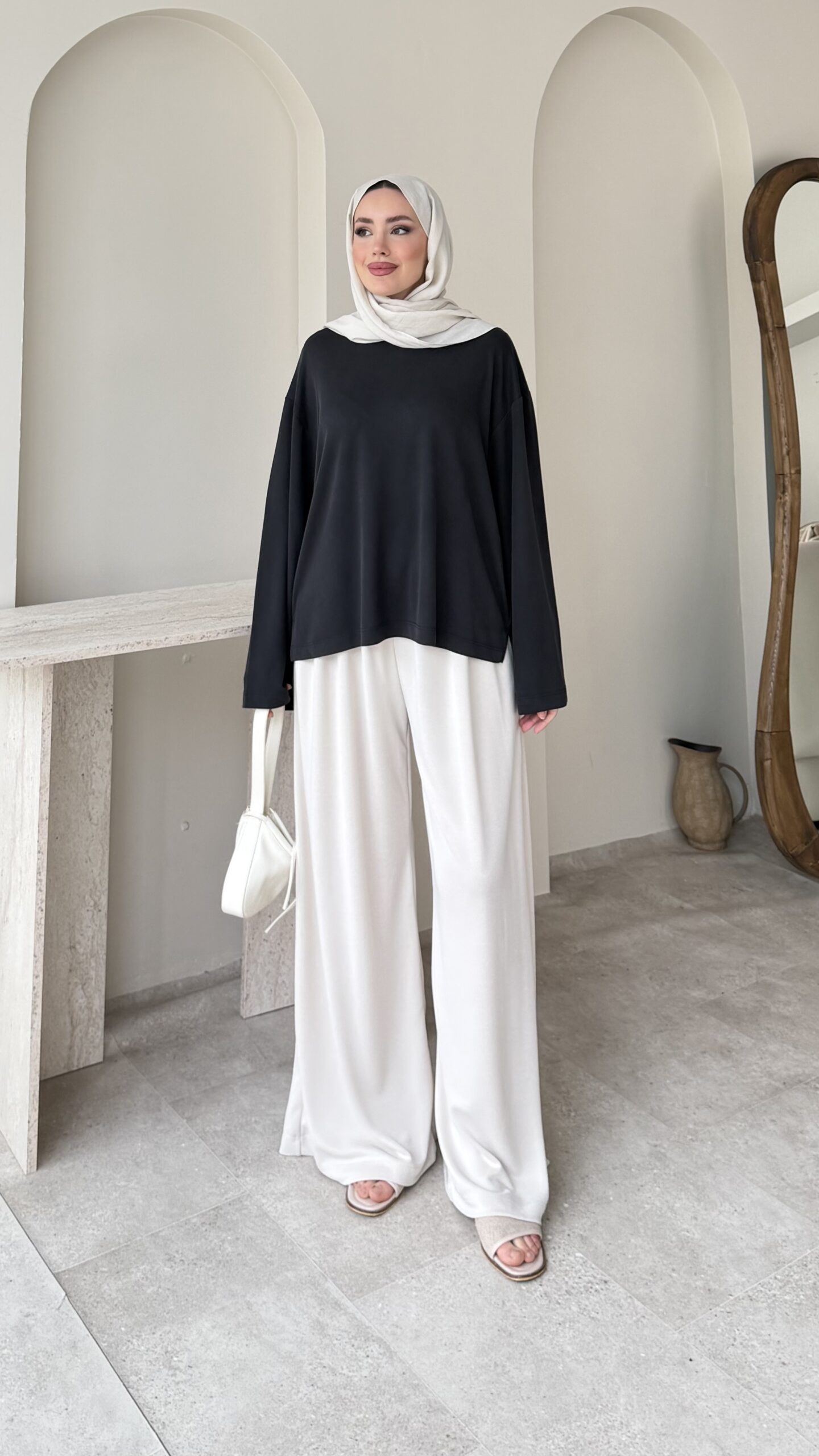 1775741653_0_69d7aad5e32d5.jpeg Urla Basic Sweat - Siyah - Görsel 1